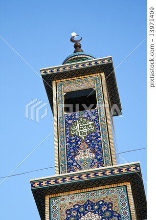 Two moons meet on the sky 13971409