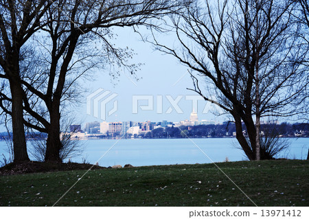 Madison downtown seen accros Lake Monona 13971412