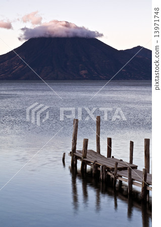 Lago Attilan in Panajachel 13971748