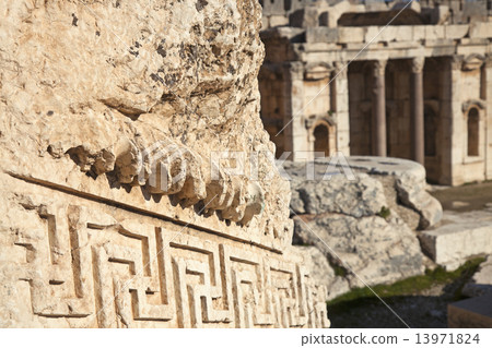 Baalbek ruins 13971824