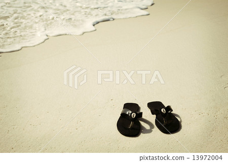 Black flip flops with shells 13972004