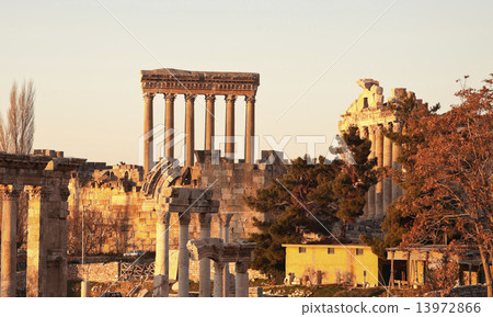 Baalbek ruins 13972866