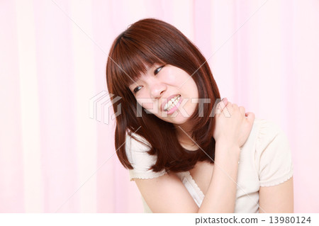 一個女人患肩膀僵硬 13980124