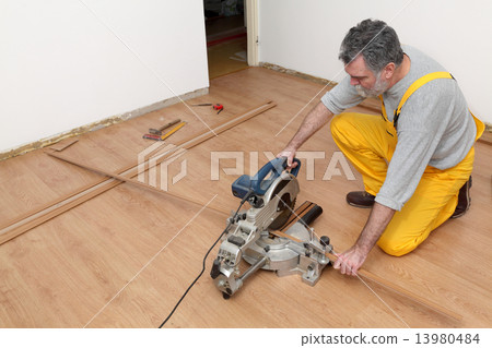 Laminate flooring of room, batten cuting 13980484