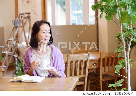 Senior women relaxing at the cafe 13980707