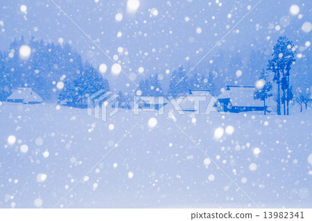 新潟縣柏崎市高柳町Oginoshima村茅草屋和雪落下 13982341
