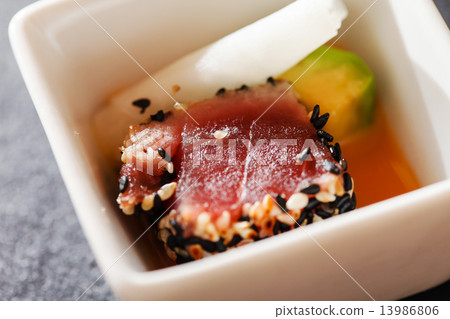 tuna with avocado 13986806