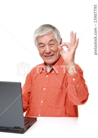 Elderly people who learned personal computers 13987795