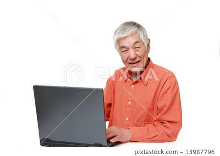 Elderly people who learned personal computers 13987796