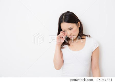 A woman in her twenties with poor physical condition 13987881