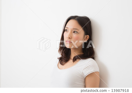 A woman in his tw 13987918