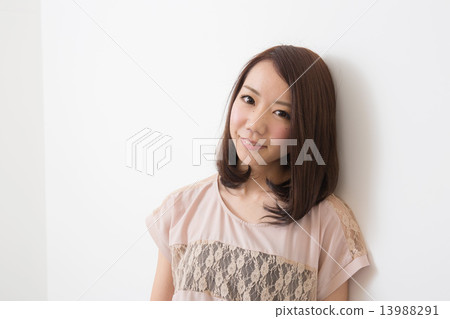 A woman in his tw 13988291