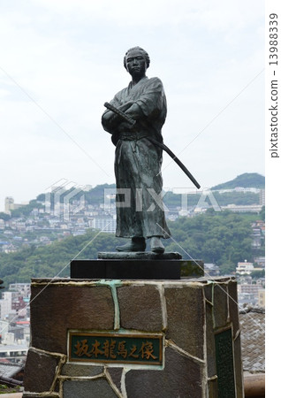坂本龍馬(若宮稻荷神社/長崎市長崎市長崎縣)的青銅雕像 坂本龍馬(若宮稻荷神社/長崎市長崎市長崎縣)的青銅雕像 13988339