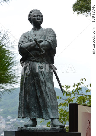 坂本龍馬(若宮稻荷神社/長崎市長崎市長崎縣)的青銅雕像 坂本龍馬(若宮稻荷神社/長崎市長崎市長崎縣)的青銅雕像 13988340