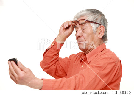 Elderly people who have advanced presbyopia 13988390