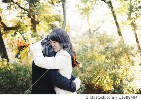 A couple with flowers 13989494