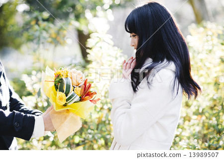A couple with flowers 13989507
