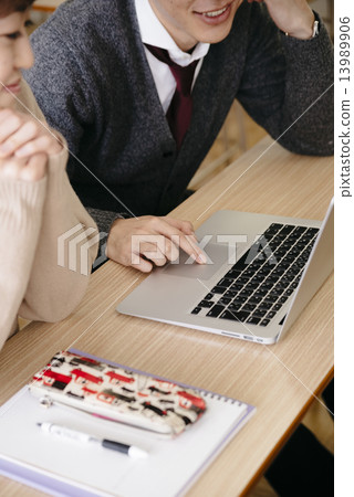 學生看筆記本電腦 13989906