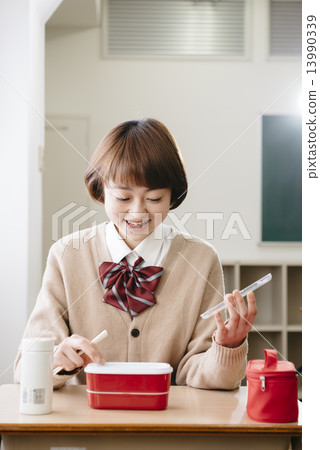 Female student who eats lunch 13990339