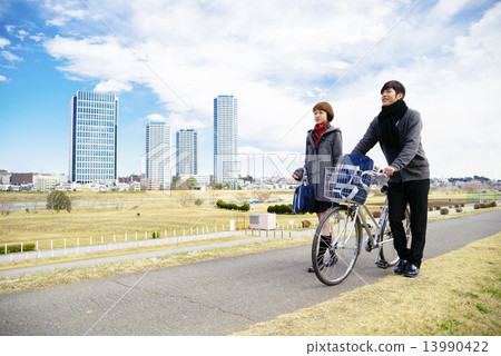 學生在河床上行走 13990422