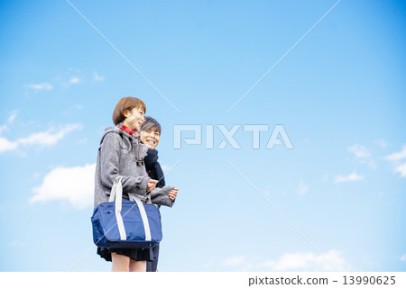 學生在河床上行走 13990625