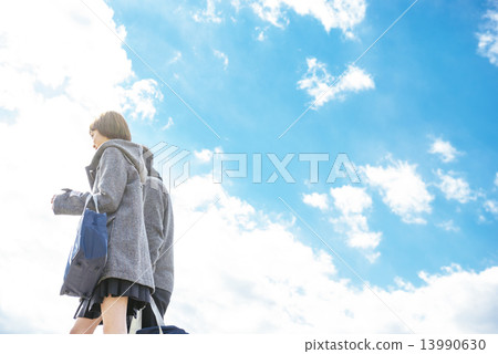 學生在河床上行走 13990630