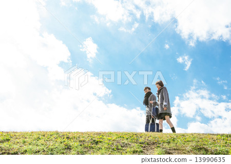 學生在河床上行走 13990635