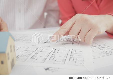 Middle Portrait 13991498