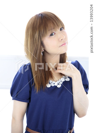 Young lady's hair style 13993204