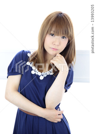 Young lady's hair style 13993205