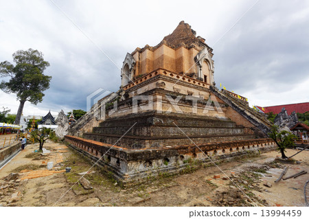 chedi luang temple 13994459