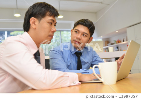 Asian business men discussing project on Laptop 13997357