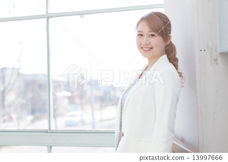 smile, brown hair, grinning 13997666