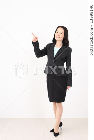 Senior business woman 13998146