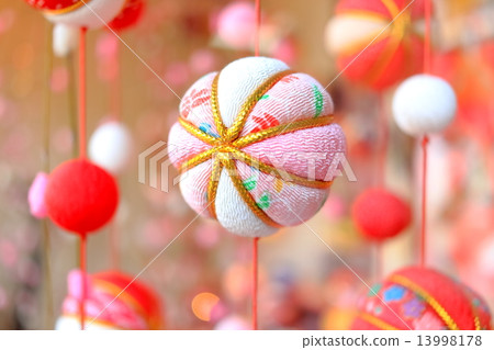 Hanging chicks 13998178