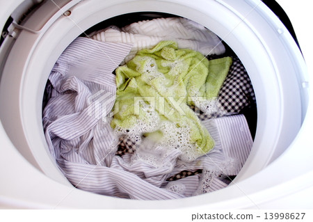 在洗衣機洗衣 在洗衣機洗衣 13998627