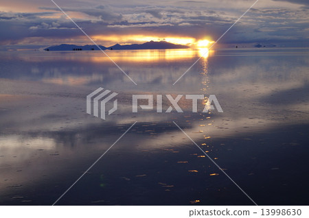 Sunset of Uyuni salt lake 13998630
