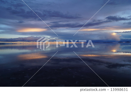 Evening view of Uyuni salt lake 13998631