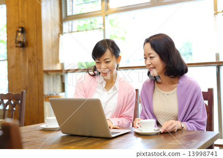 Cafe · parent and child · personal computer 13998741