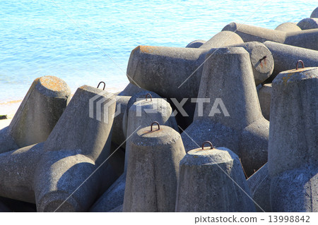 Wave erase block in the sea Awaji Island 13998842