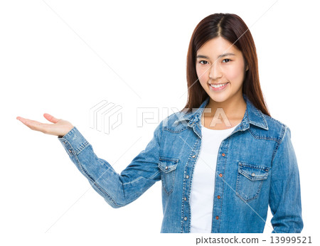 Woman with open hand palm 13999521