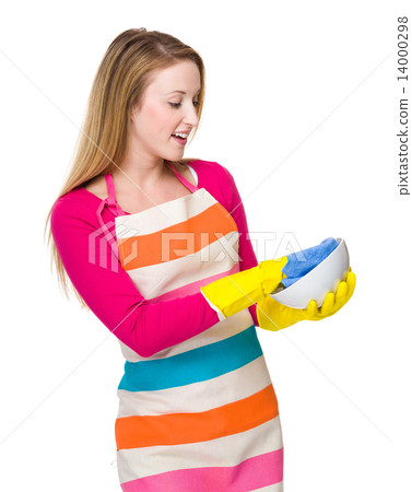 Housewife cleaning of kitchen utensil Housewife cleaning of kitchen utensil 14000298