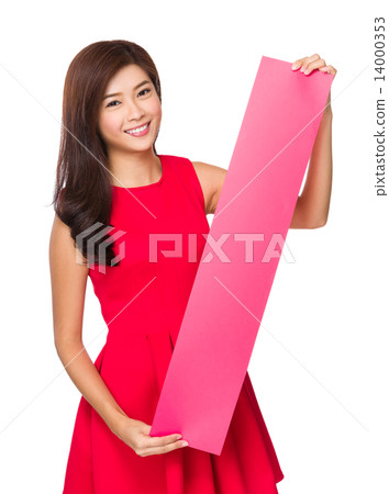Woman hold with rectangle of blank paper 14000353