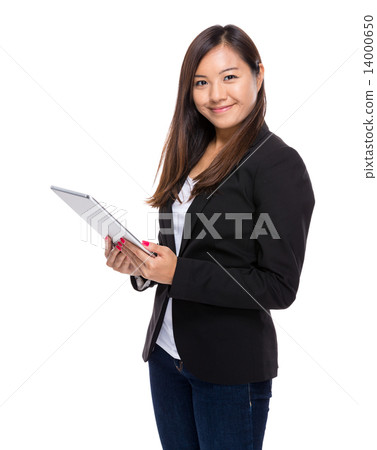 Singaporean businesswoman use tablet 14000650