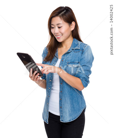 Young woman use of digital tablet 14002425
