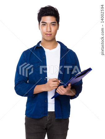 Man take note on clipboard 14002594