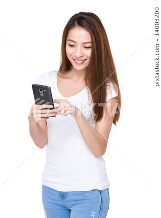Woman use of mobile phone 14003200