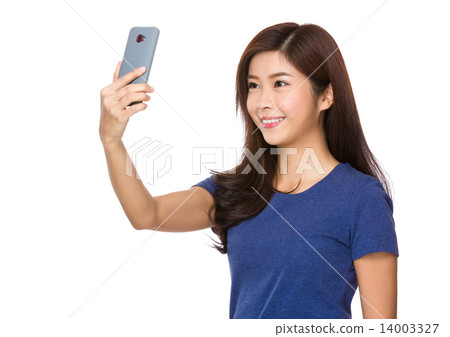Woman take selfie 14003327
