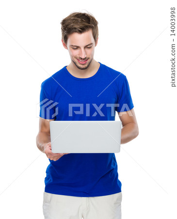 Man use of laptop 14003998