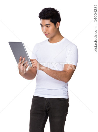Man use of tablet 14004283